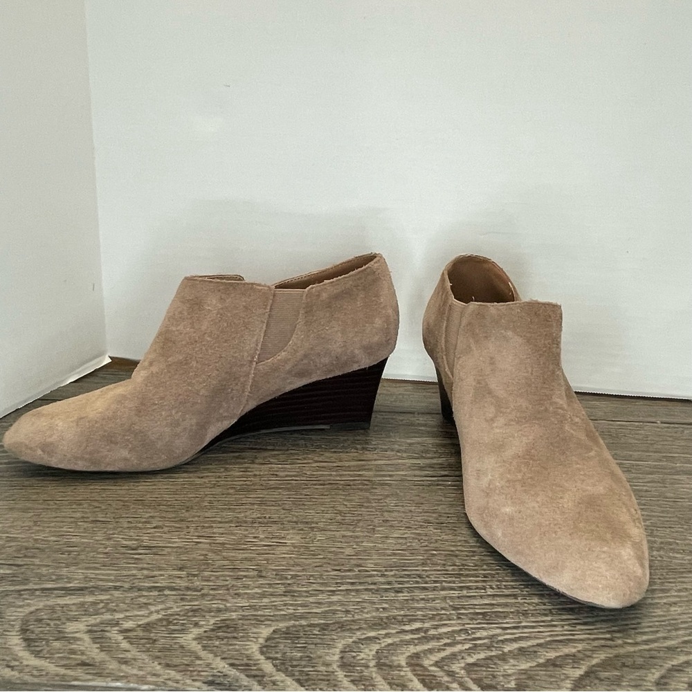 Adrienne Vittadini Tan Women's Wedge Shoes AV-Midge bootie ankle. Size 9m.